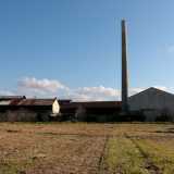 Ma la Gaslini non � l�unica struttura mastodontica presente. Incamminandoci su largo Taher Pacha � possibile scorgere le ciminiere delle acciaierie Scianatico, altra antica fabbrica abbandonata